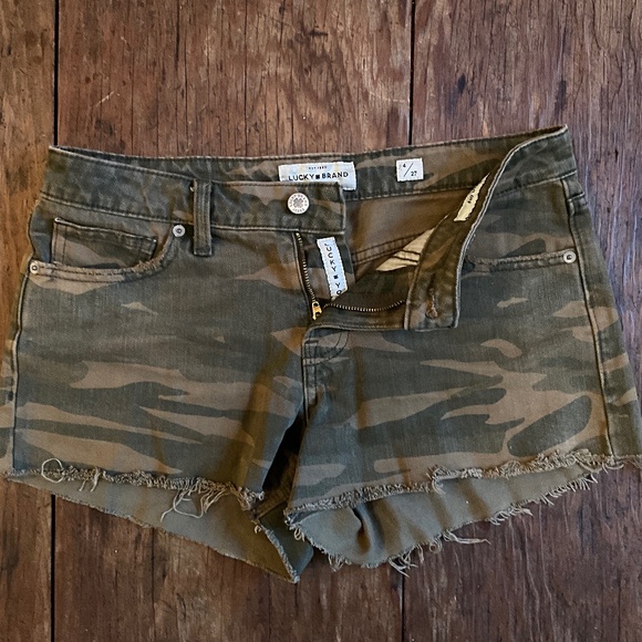 Lucky Brand ‘The Cut Off’ Short Camo Size 4 - Picture 1 of 2